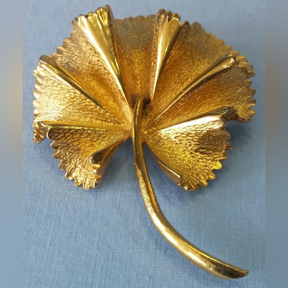 Coro Pegasus Geranium Leaf Pin Brooch Vintage - Picture 4 of 6